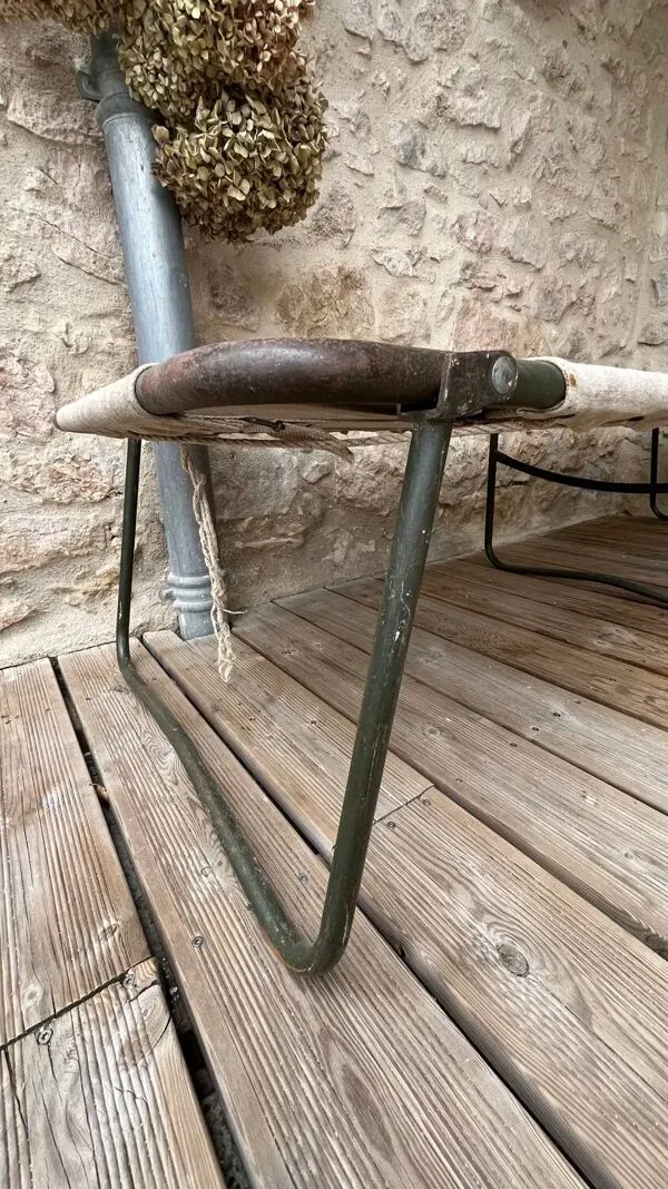 Illustration numéro 4 du produit Lit de camp militaire pliant ancien en toile et métal vert kaki