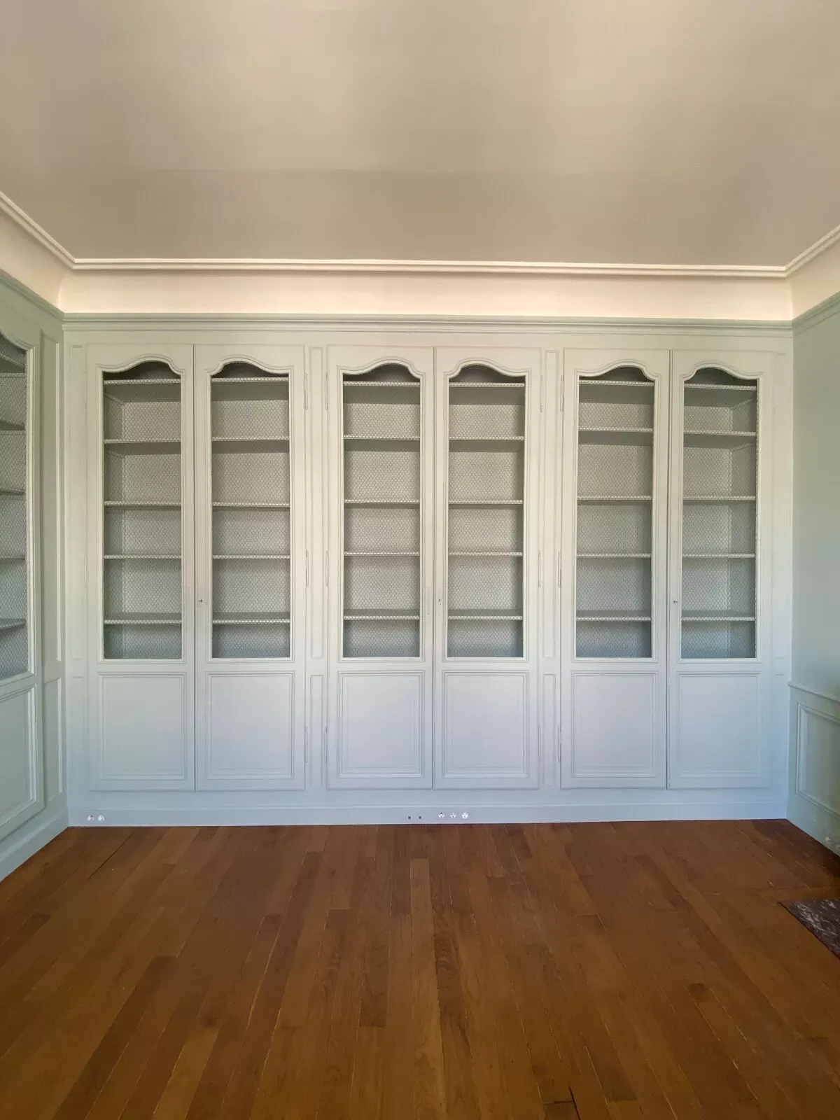 Illustration numéro 4 du produit Paires de portes grillagées anciennes en bois de chêne pour armoire