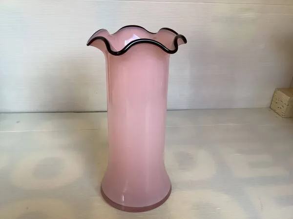 Illustration numéro 4 du produit Vase frou frou en pâte de verre rose