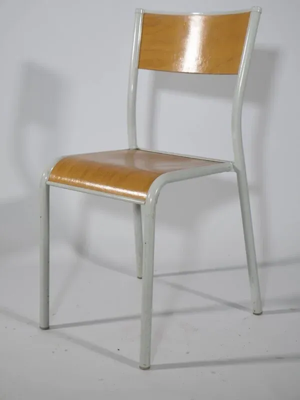 Illustration numéro 4 du produit Chaises d'école françaises vintage