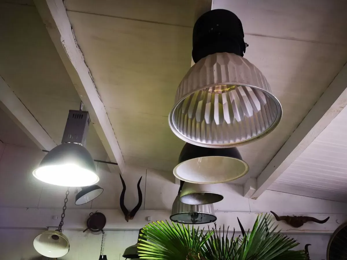 Illustration numéro 4 du produit Suspension industriel noire et métal