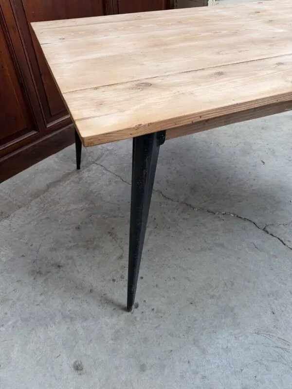 Illustration numéro 4 du produit Ancienne table en sapin pieds Tolix