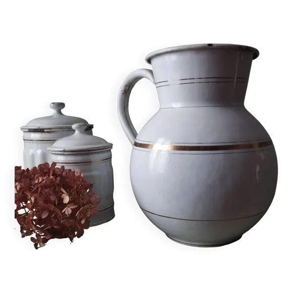 Illustration numéro 4 du produit Ancien broc en métal émaillé blanc liserés dorés