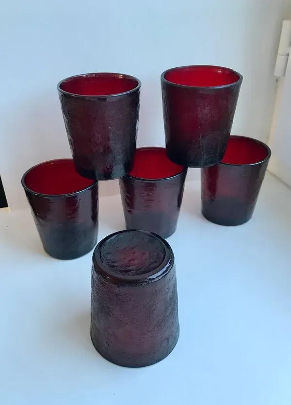 Illustration numéro 4 du produit Lot de 6 verres en verre coloré bordeaux années 70
