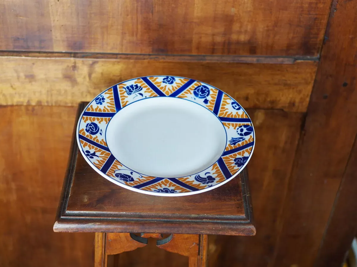 Illustration numéro 4 du produit Plat à gâteau en faïence à motif de fleurs, nuages et flammes, orange et bleu - Orchies - 50s