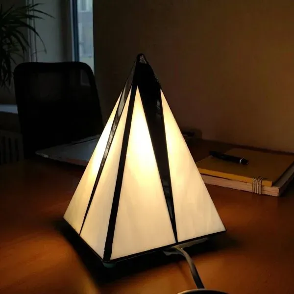 Illustration numéro 4 du produit Lampe de table Targetti Sankey Pyramid vintage des années 1990