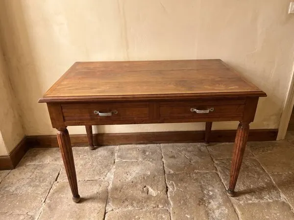 Illustration numéro 4 du produit Table en bois ancienne