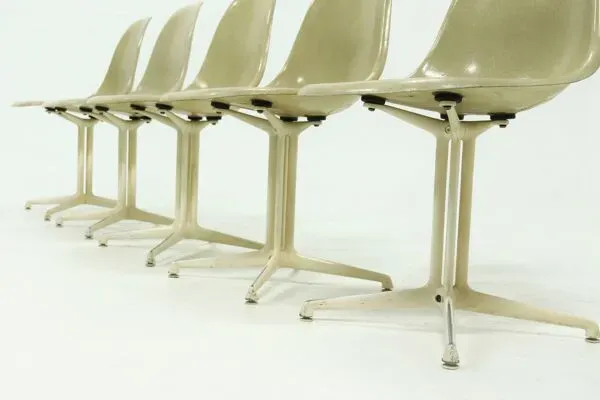 Illustration numéro 4 du produit Ensemble de 5 chaises de salle à manger La Fonda par Charles & Ray Eames pour Vitra Herman Mil