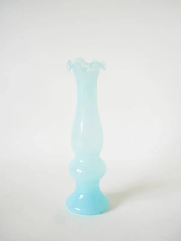 Illustration numéro 4 du produit Vase en opaline à col dentelé, bleu ciel, 1960