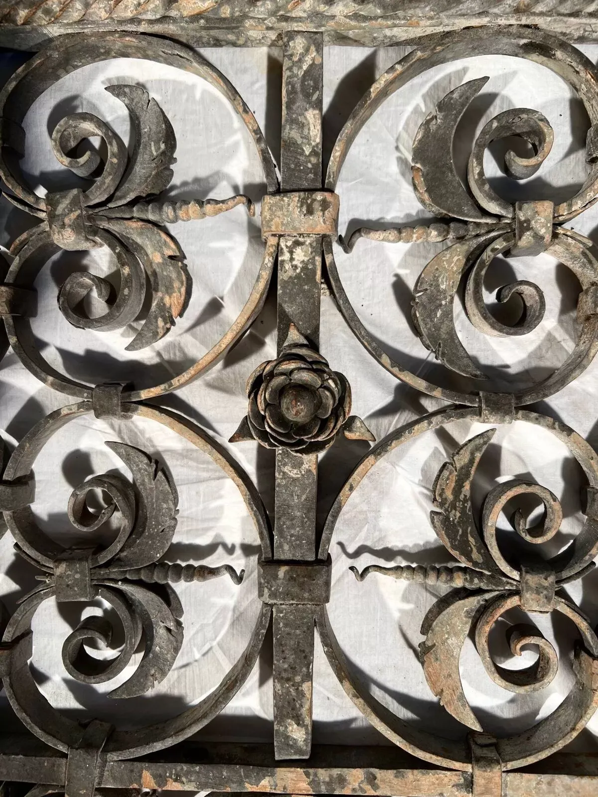 Illustration numéro 4 du produit Garde corps XVIIem en fer forgé, rambarde barrière de balcon