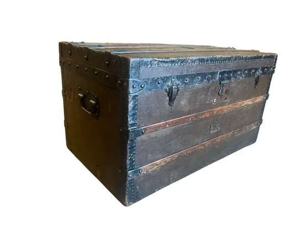Illustration numéro 4 du produit Coffre/table basse vintage en bois avec ferrures en fer