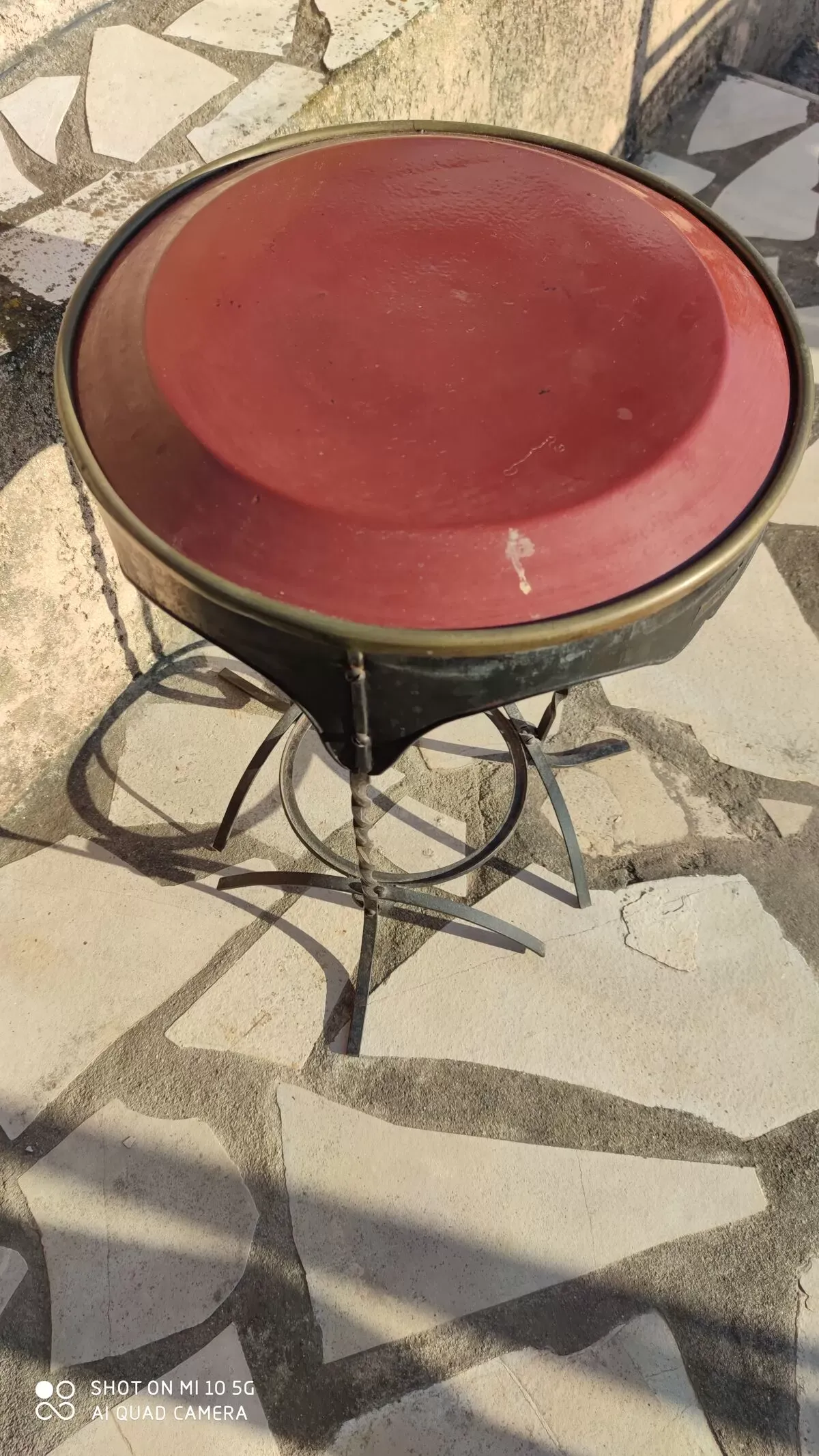 Illustration numéro 4 du produit Guéridon en tole peinte peinte et émaillée