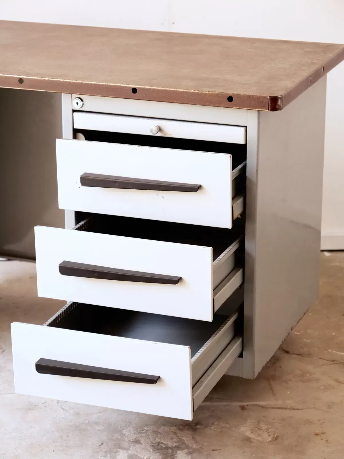 Illustration numéro 4 du produit Bureau geomètrique de style industriel sansen