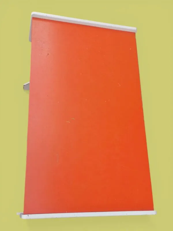 Illustration numéro 4 du produit Bureau et tabouret d'écolier en bois peint orange - Années 1950 - 1970.