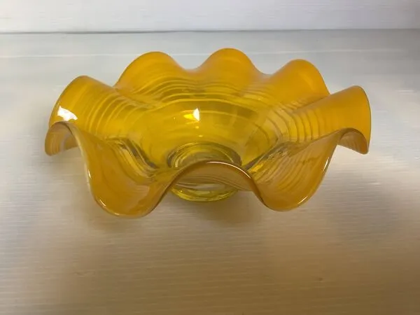 Illustration numéro 4 du produit Vide poche baguier jaune Murano