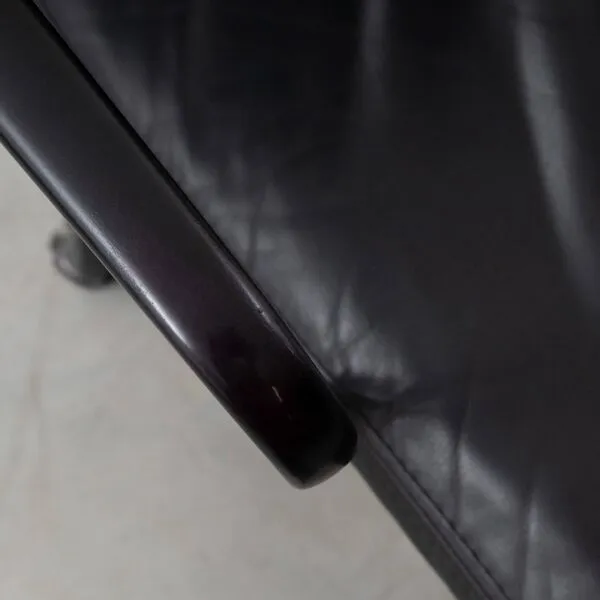 Illustration numéro 4 du produit Chaise de bureau Eames EA435 Management Soft Pad entièrement noire par Herman Miller