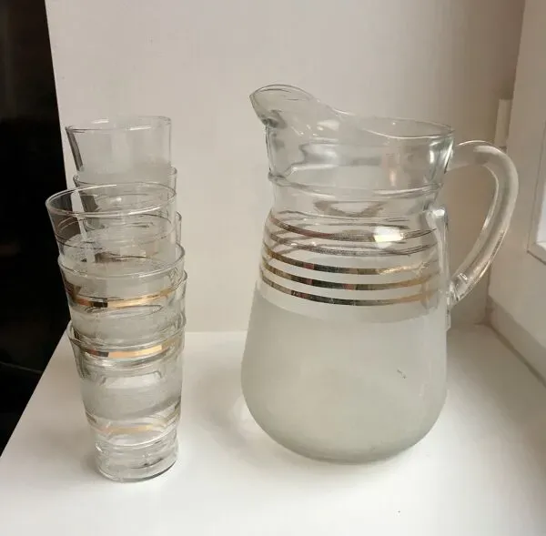 Illustration numéro 4 du produit Pichet à eau granité à liserés dorés années 50-60