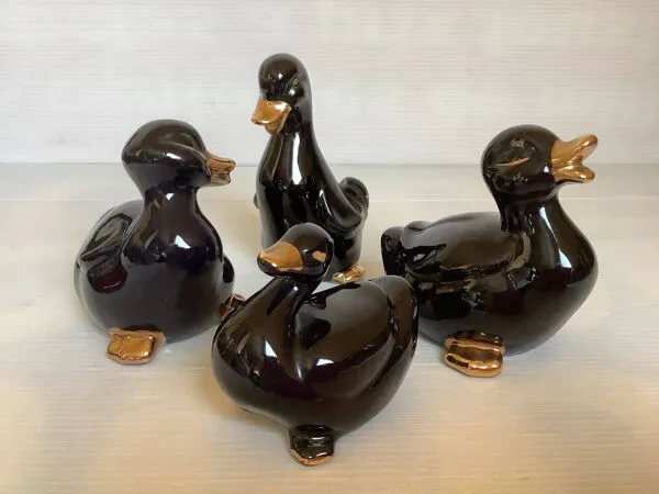 Illustration numéro 4 du produit Quatre petits canards noirs et dorés