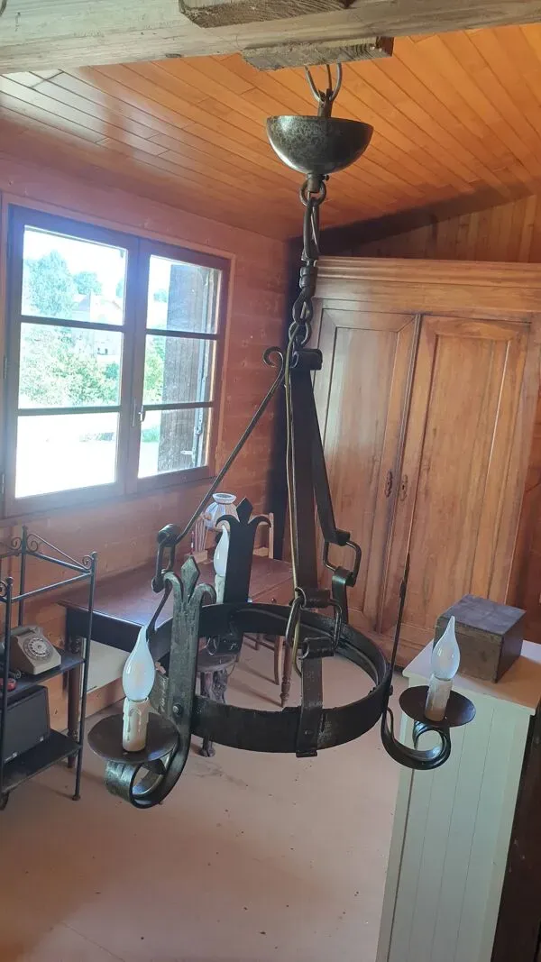 Illustration numéro 4 du produit Lustre brutaliste en fer forgé