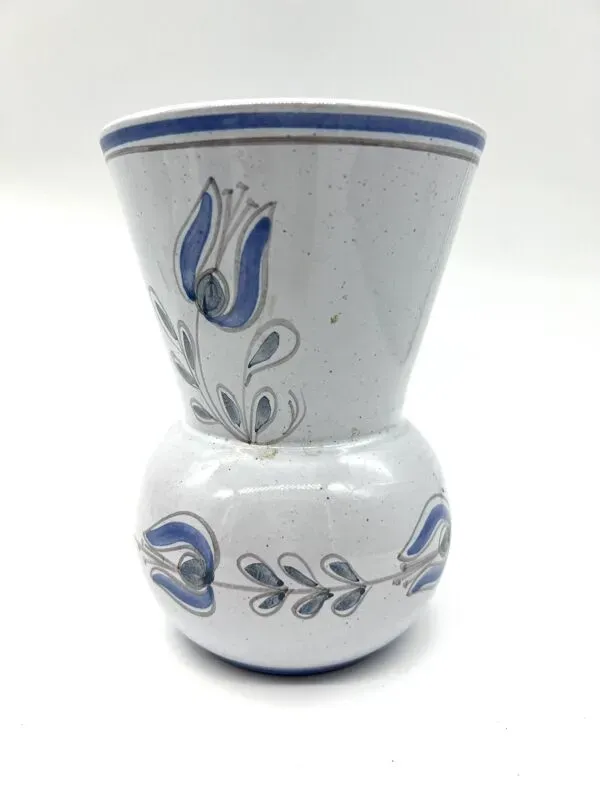 Illustration numéro 4 du produit Vase en faïence émaillée bleue à décor floral stylisé, signé à la base