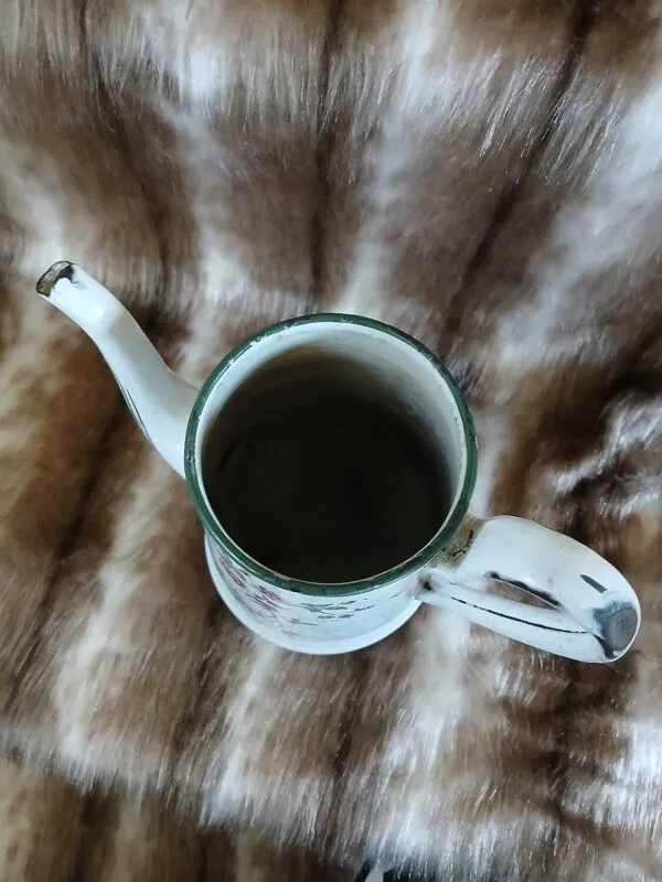 Illustration numéro 4 du produit Cafetière/ théière ancienne en tôle émaillée