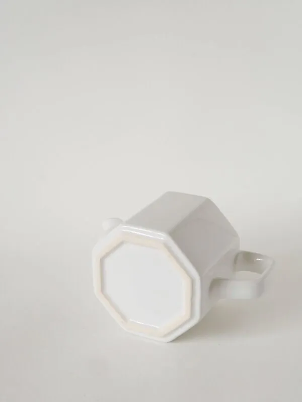 Illustration numéro 4 du produit Théière en céramique facettée blanche, 1950