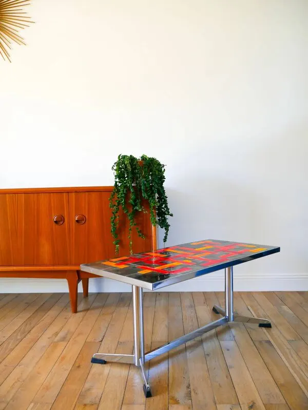 Illustration numéro 4 du produit Table basse en céramique, piètement en chrome, motifs abstraits orange & rose, 1970