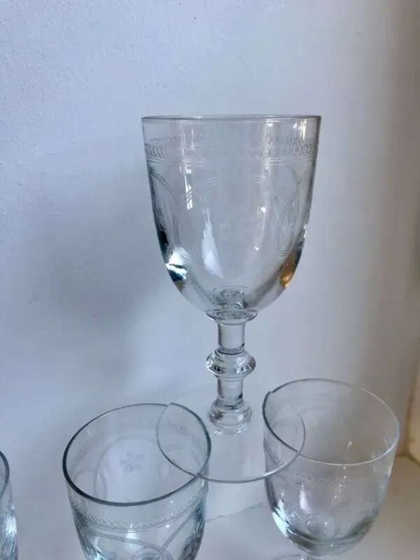 Illustration numéro 4 du produit Lot de 4 verres à vin en cristal gravé années 40-50