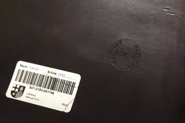 Illustration numéro 4 du produit Chaise Flötotto Pagwood (1/12) – Classique du design allemand, années 1970, chrome et contreplaqué