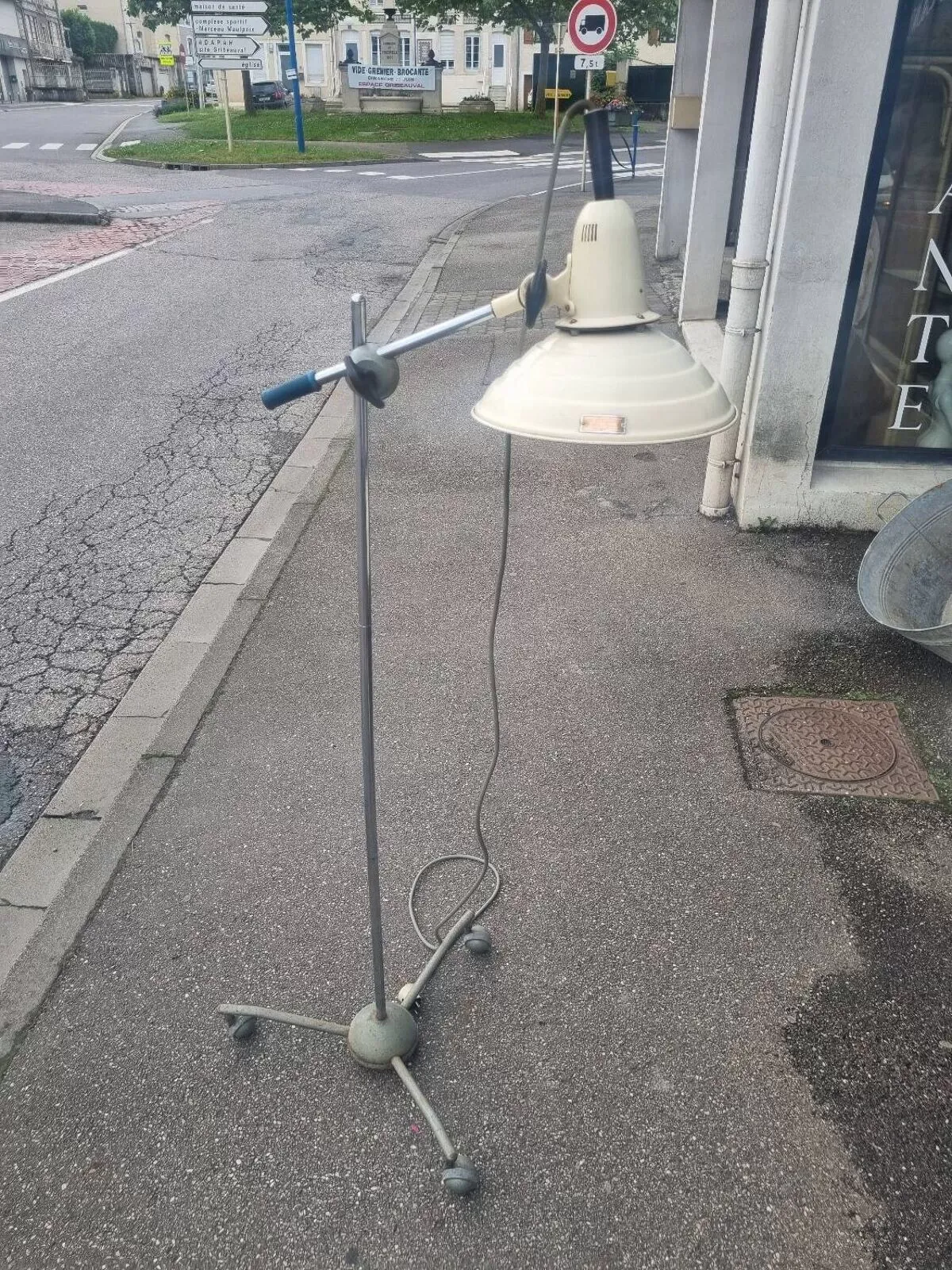 Illustration numéro 4 du produit Rare Ancien lampadaire médical paul rimé