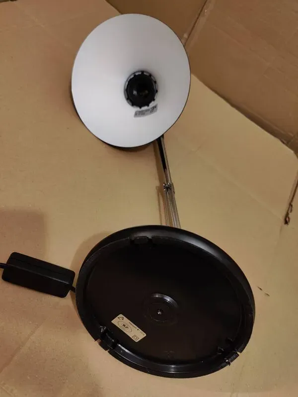 Illustration numéro 4 du produit Lampe de bureau noir Aluminor années 80