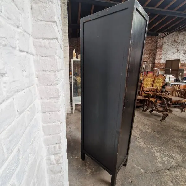 Illustration numéro 4 du produit Cabinet chinois vintage noir patiné – porte sculptée ajourée – esprit