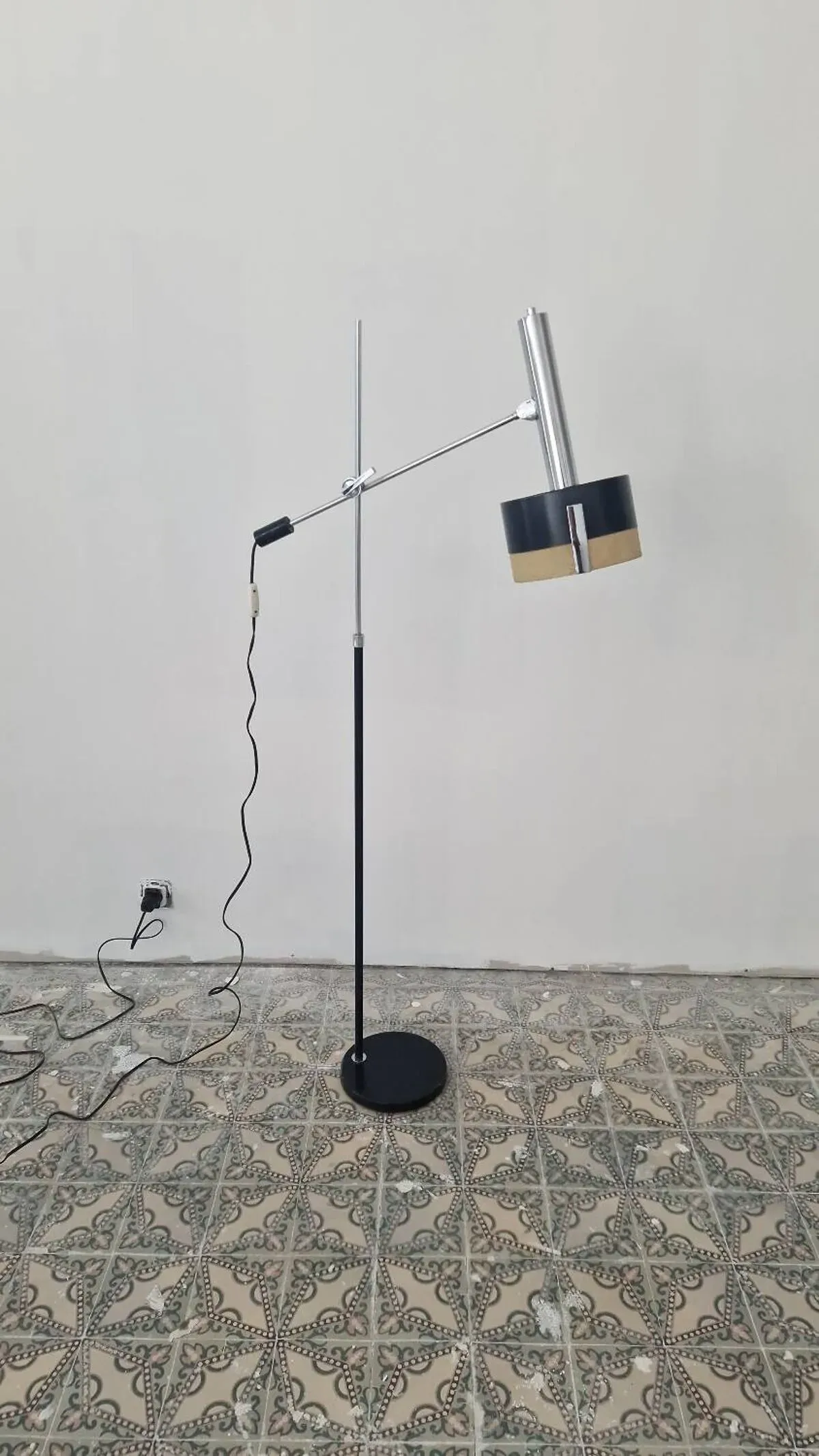 Illustration numéro 4 du produit Lampadaire moderniste orientable des années 60's
