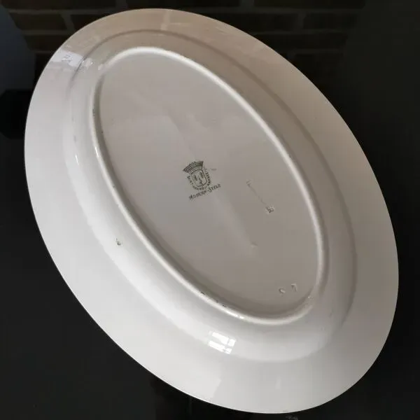 Illustration numéro 4 du produit Grand plat ovale St Amand modèle ''modern style'' vert Terre de Fer