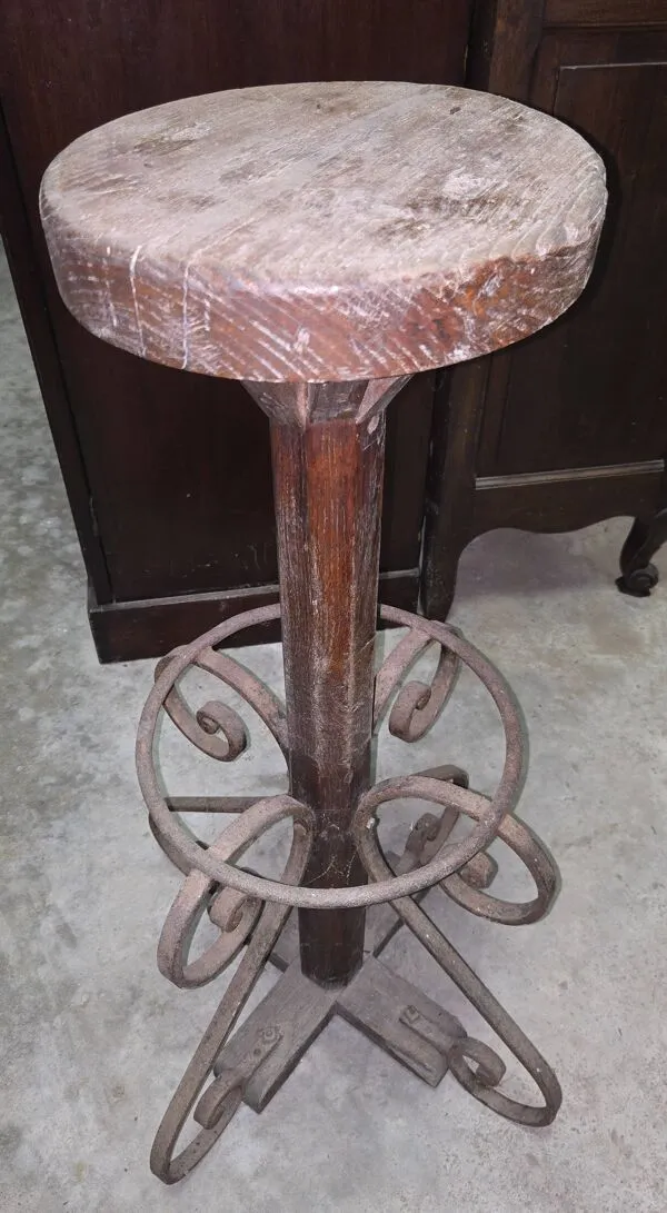 Illustration numéro 4 du produit Tabouret d’atelier ancien bois et fer forgé – H 82 cm