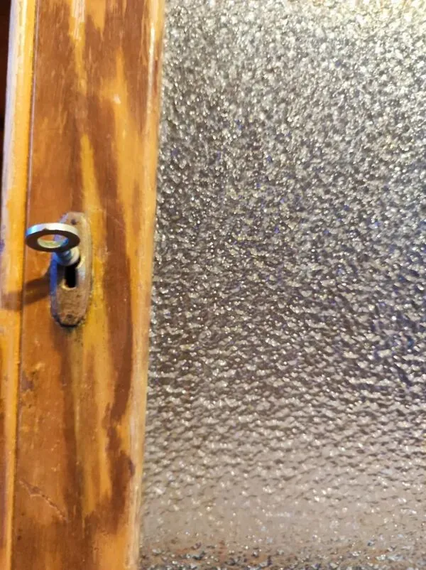 Illustration numéro 4 du produit Armoire d'école vitrée, années 50