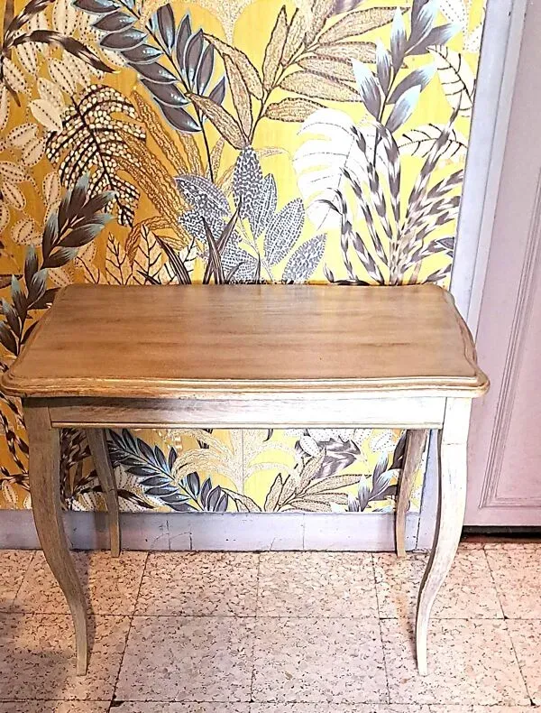 Illustration numéro 4 du produit Table basse rectangulaire en bois massif peinte et patiné dorée 1950