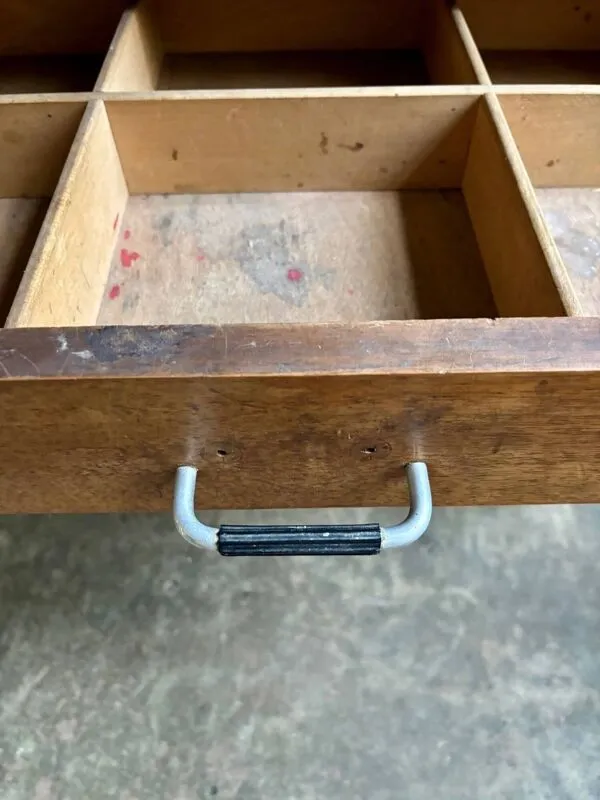 Illustration numéro 4 du produit Meuble de métier,  table en bois massif 2 tiroirs