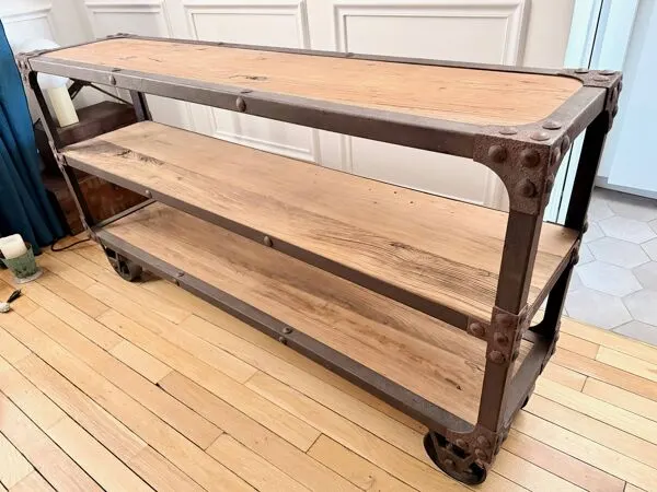 Illustration numéro 4 du produit Grand meuble TV / console industrielle en acier riveté & bois de traverses