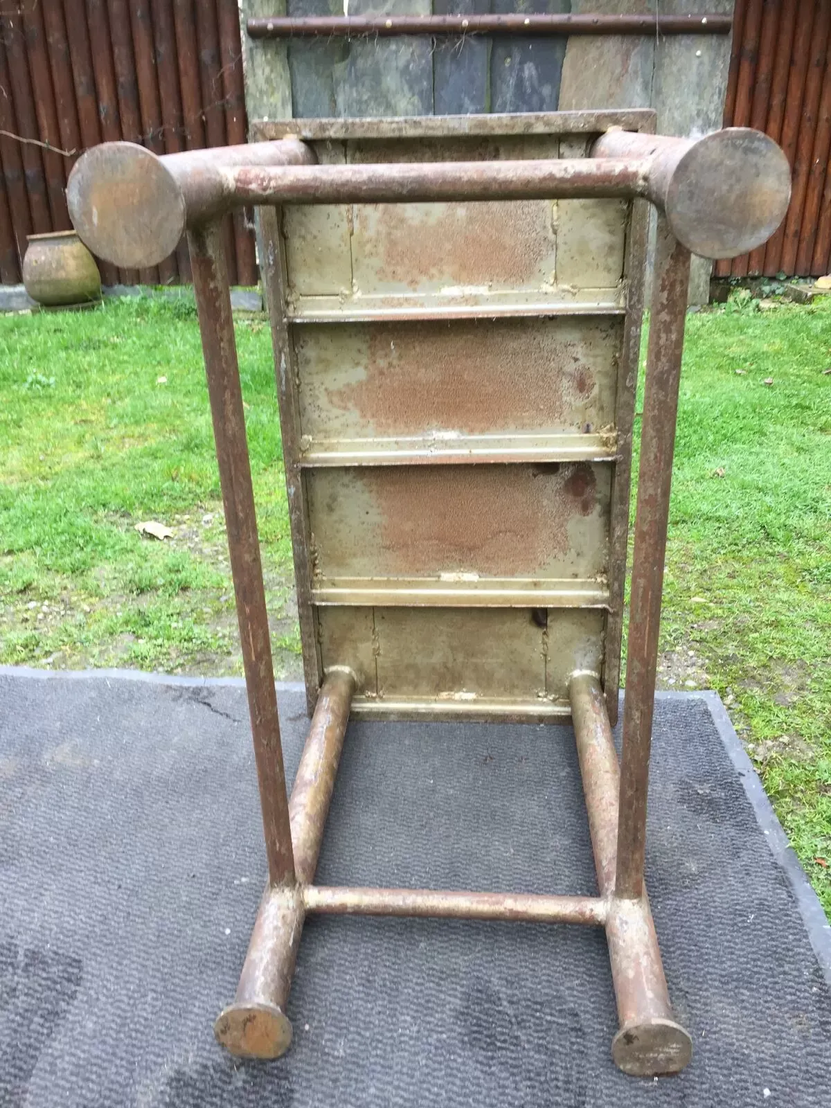 Illustration numéro 4 du produit Table vintage en métal provenant d’un atelier industriel à relooker