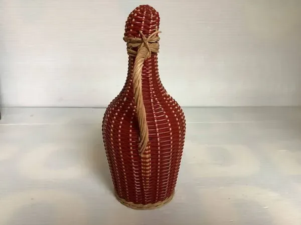 Illustration numéro 4 du produit Petite bouteille décorative osier rouge bordeaux