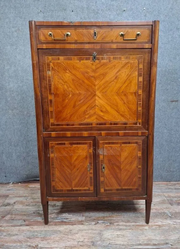Illustration numéro 4 du produit Secrétaire à abattant en marqueterie, époque Louis XVI fin XVIIIe