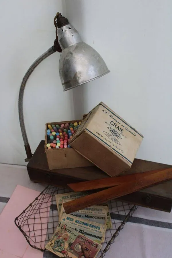 Illustration numéro 4 du produit Ancienne lampe en métal