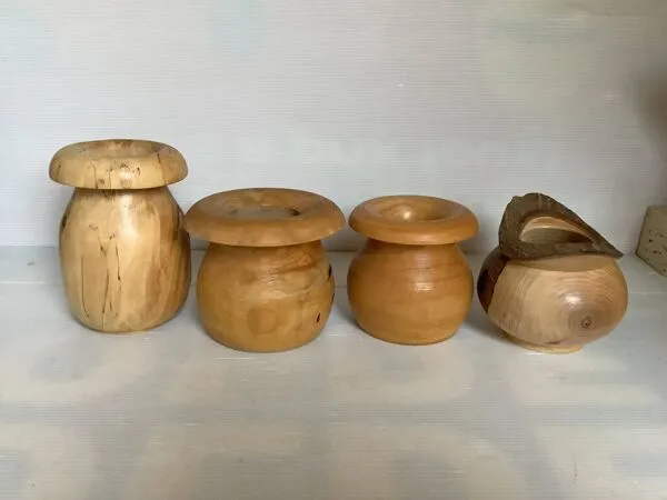 Illustration numéro 4 du produit Quatre vases en bois tourné massif