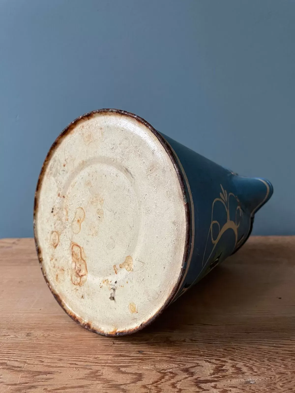 Illustration numéro 4 du produit Ancien broc ou pot à lait en tôle peinte