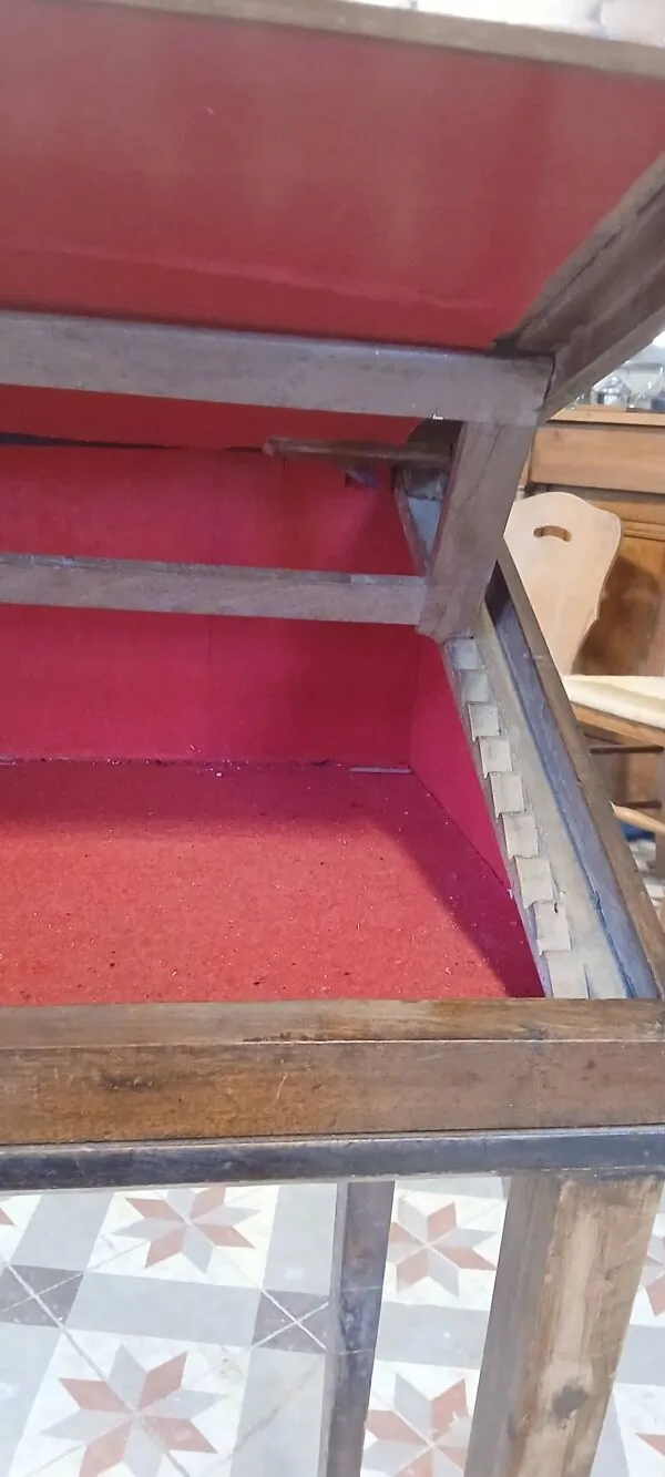 Illustration numéro 4 du produit Antique pupitre d'école