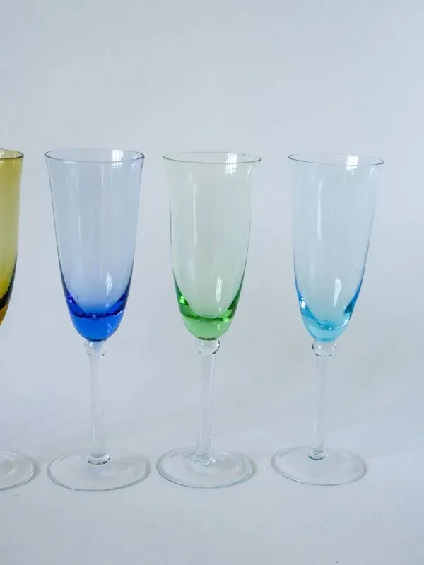 Illustration numéro 4 du produit Ensemble de 5 flûtes en verre coloré multicolores 1970