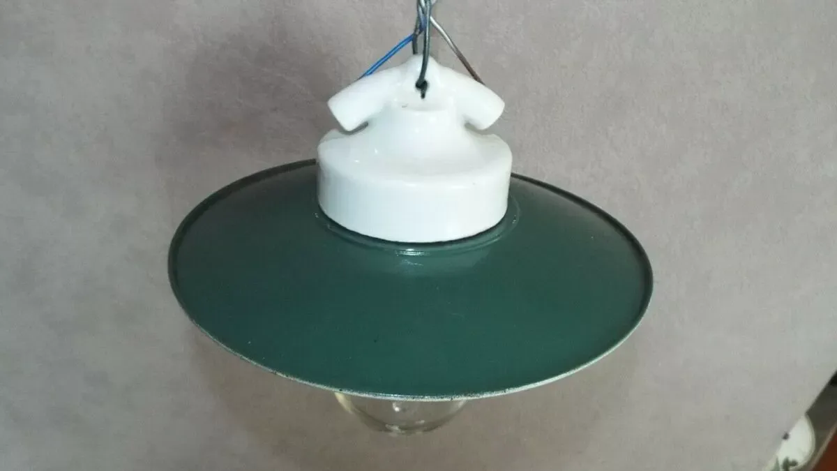 Illustration numéro 4 du produit Suspension en porcelaine industrielle vintage