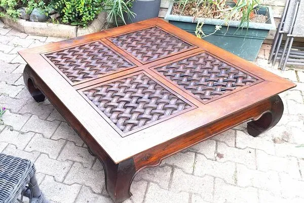 Illustration numéro 4 du produit Table basse carrée en bois sculpté massif exotique Pier import, 1980