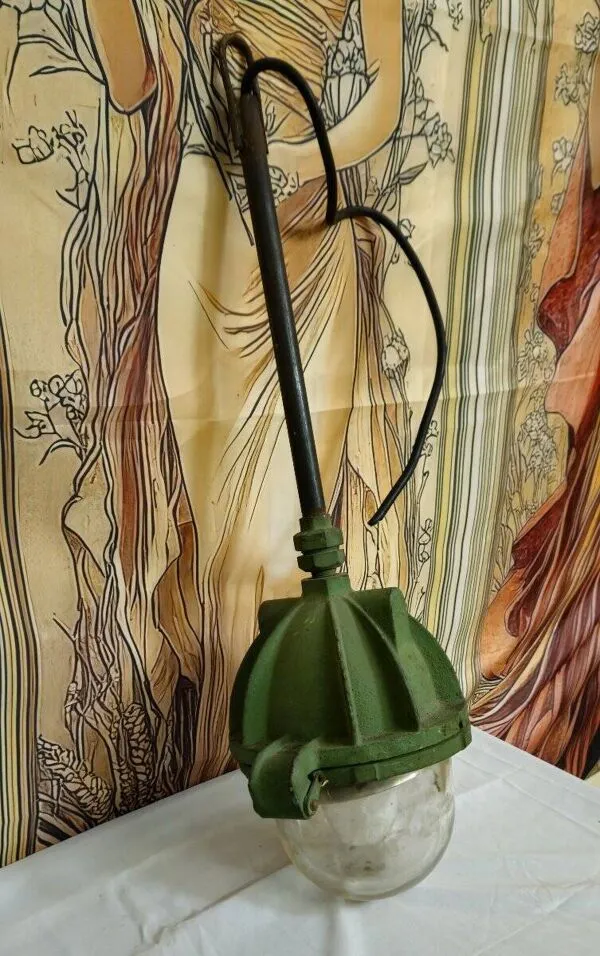 Illustration numéro 4 du produit Lampe d’atelier industrielle ancienne en fonte et verre